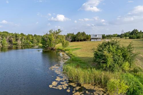 Gober House | Stocked Fishing Ponds: Texas Getaway w/Cows!