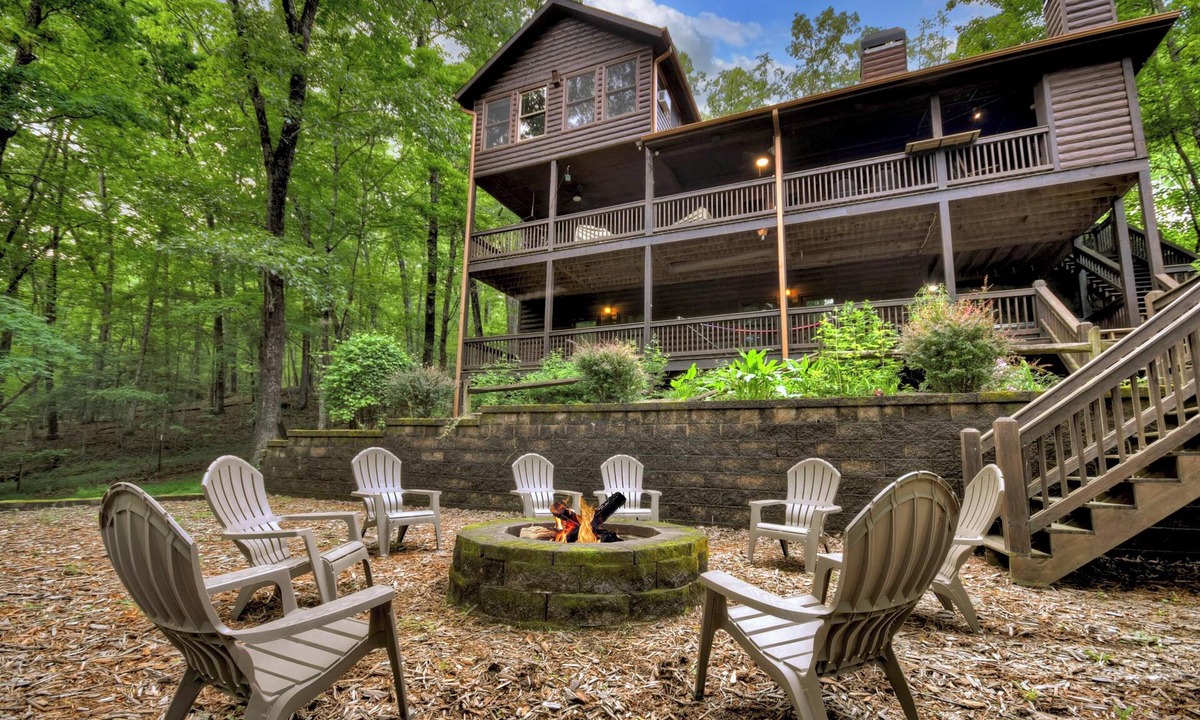 McCaysville Cabin | Stokes Haven | Pet Friendly | Hot Tub | Creek