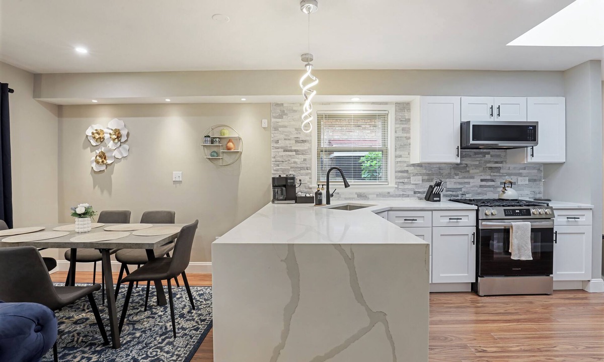 Skokie House | Stokes Stay: 4 BR-2.5BA Modern house in wonderful Skokie!
