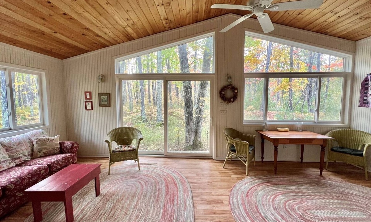 La Pointe House | Stolen Oaks - Cottage with All-seasons Porch, located near the Airport!