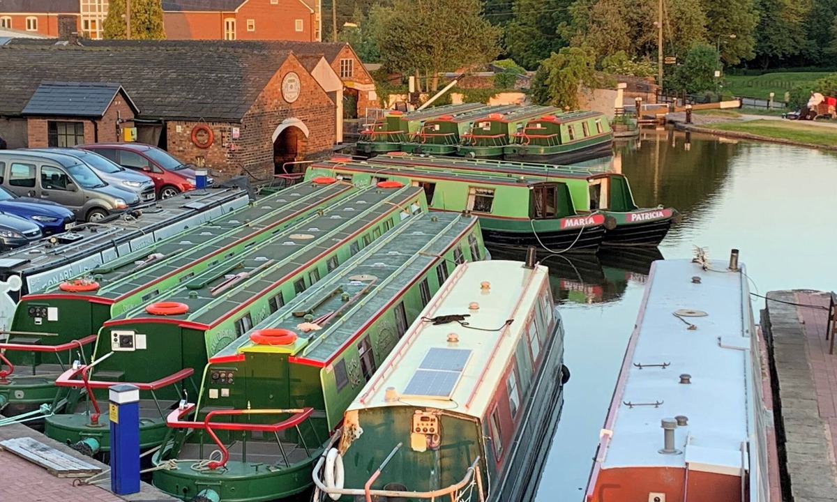 Stone Cabin | Stone - Boat - Sleeps 4 - Pet Friendly-85ws