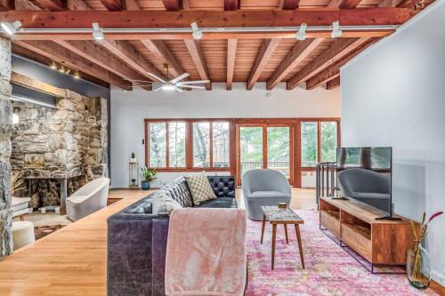 Kabletown House | Stone Cabin on Valley View - Firepit & Hot Tub