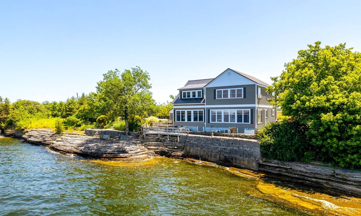 Town of Hounsfield House | Stone Cove Cottage at Sacket on Lake Ontario