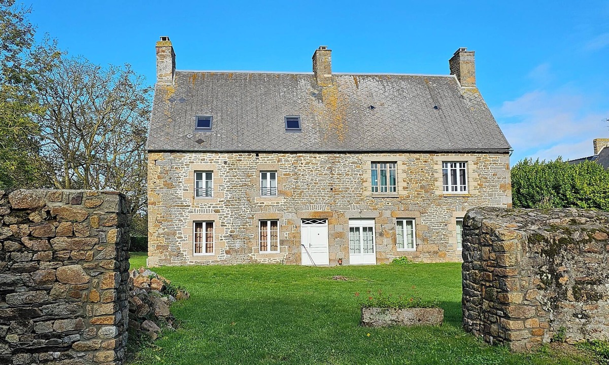 Roz-sur-Couesnon House | Stone family home (sleeps 9 to 11)