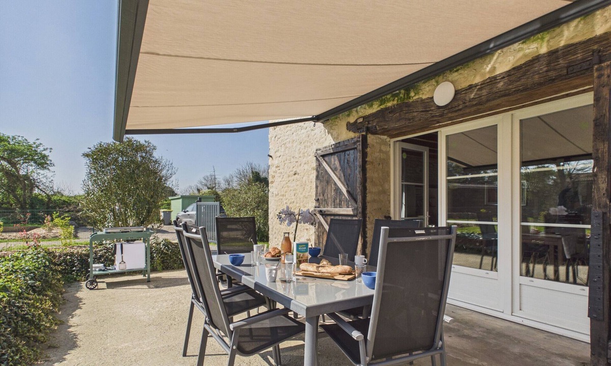 Saint-Vincent-sur-Jard Ski Chalet | Stone house, sea & pétanque – 4 adults/2 children