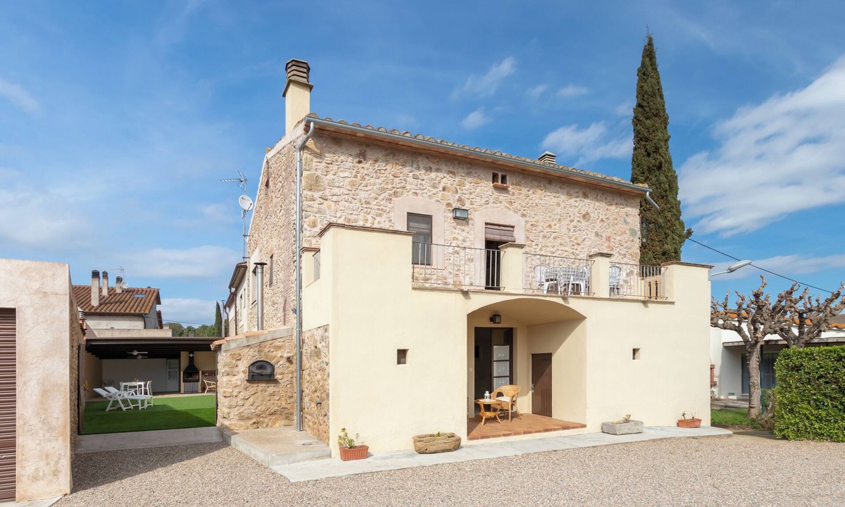 Sant Jordi Desvalls House | Stone house on the Costa Brava
