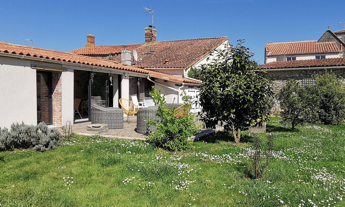 Le Bernard House | Stone House for 6 in Le Bernard, 6.5 km from Beaches