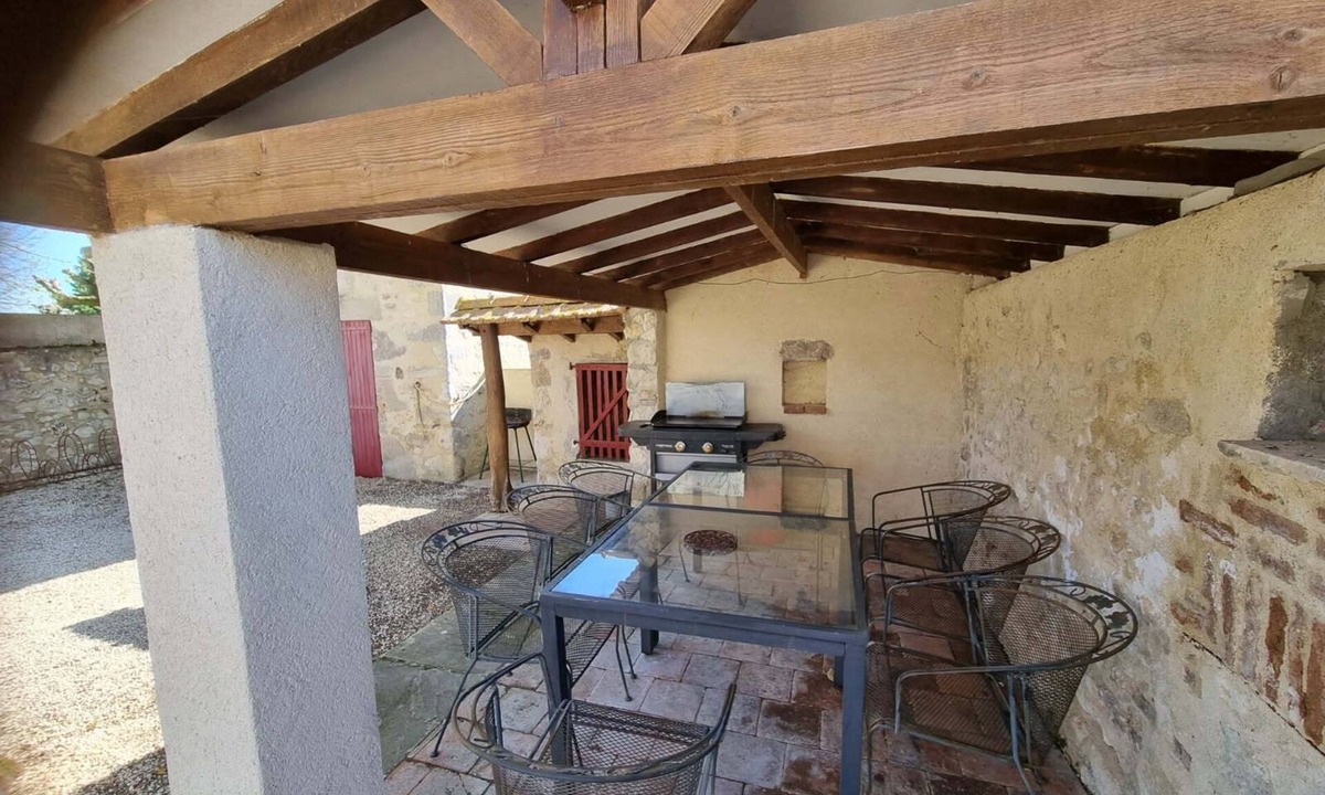 Charroux Bed & Breakfast | Stone house