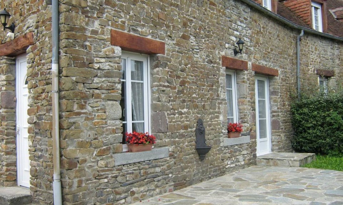 Saint-Pair-sur-Mer Cottage | Stone house in Saint-Pair-sur-Mer with enclosed garden