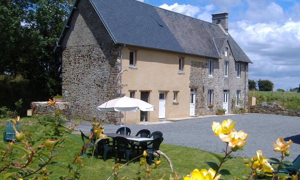 St-Denis-le-Vetu Cottage | Stone house in peace with pets allowed