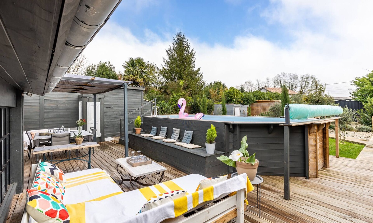 Vertheuil Villa | Stone House with Pool