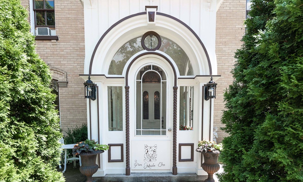 Stratford Hotel | Stone Maiden Inn