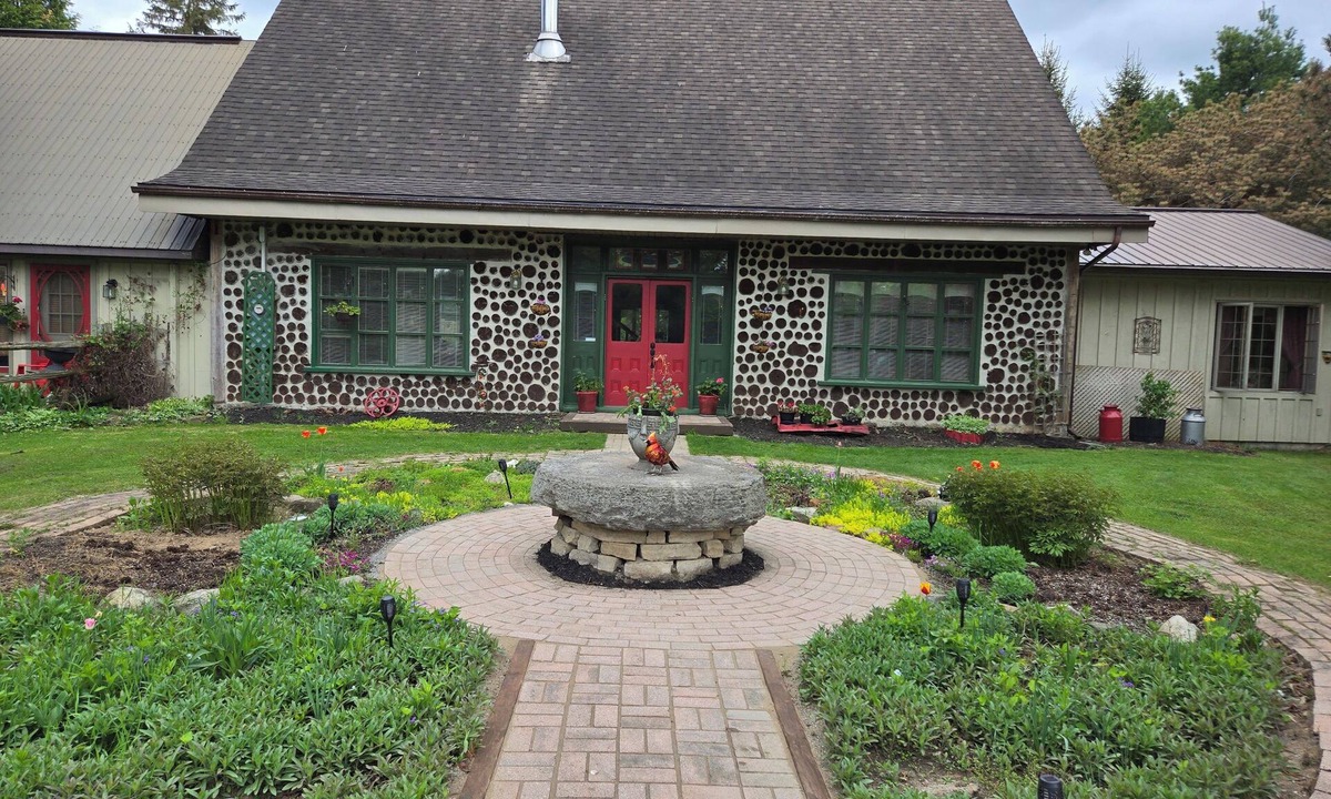 Rideau Lakes House | Stone Road Log House
