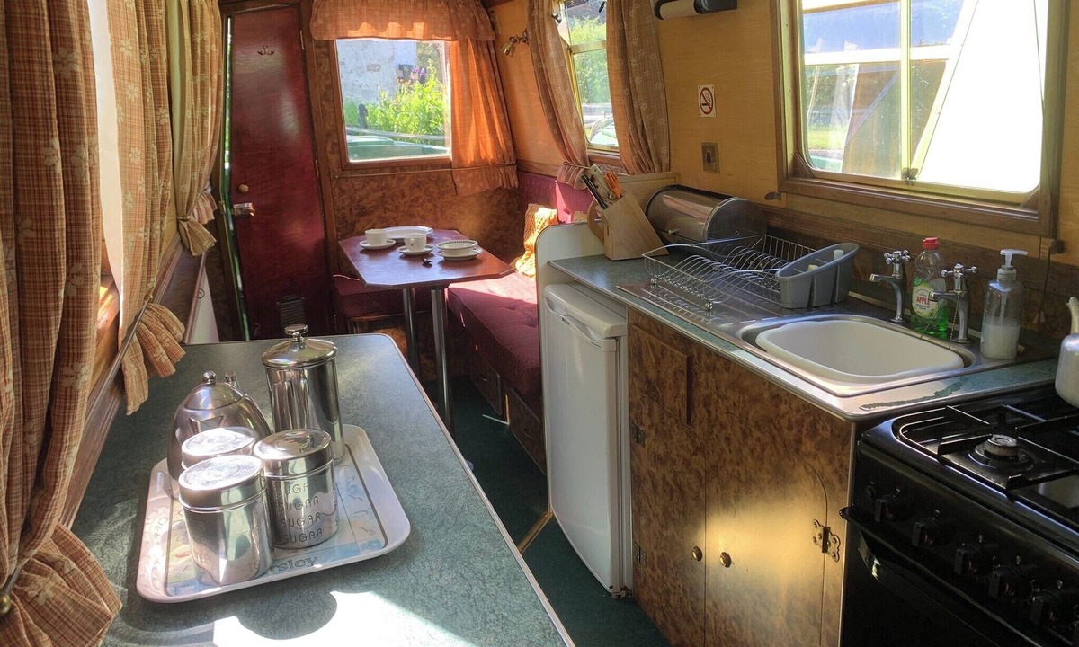 Stone Cabin | Stone - Self-Drive Boat - Sleeps 4 - Pet Friendly