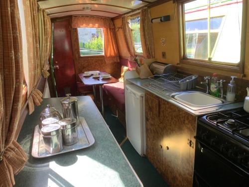 Stone House | Stone - Self-Drive Boat - Sleeps 4 - Pet Friendly