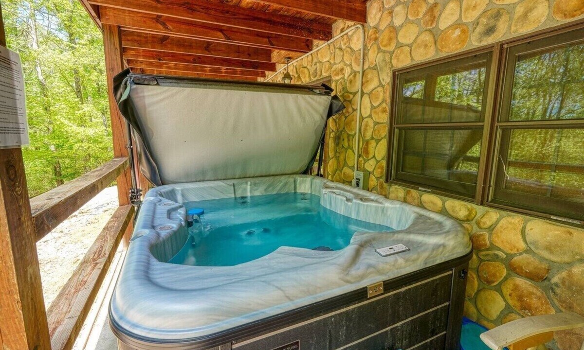 Logan Cabin | Stone Settler | Hocking Hills, 30 Acres, Pets