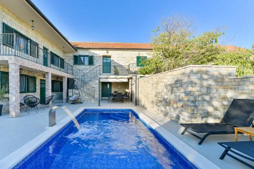 Lisane Ostrovicke Villa | Stone villa Didovi Snovi with heated pool