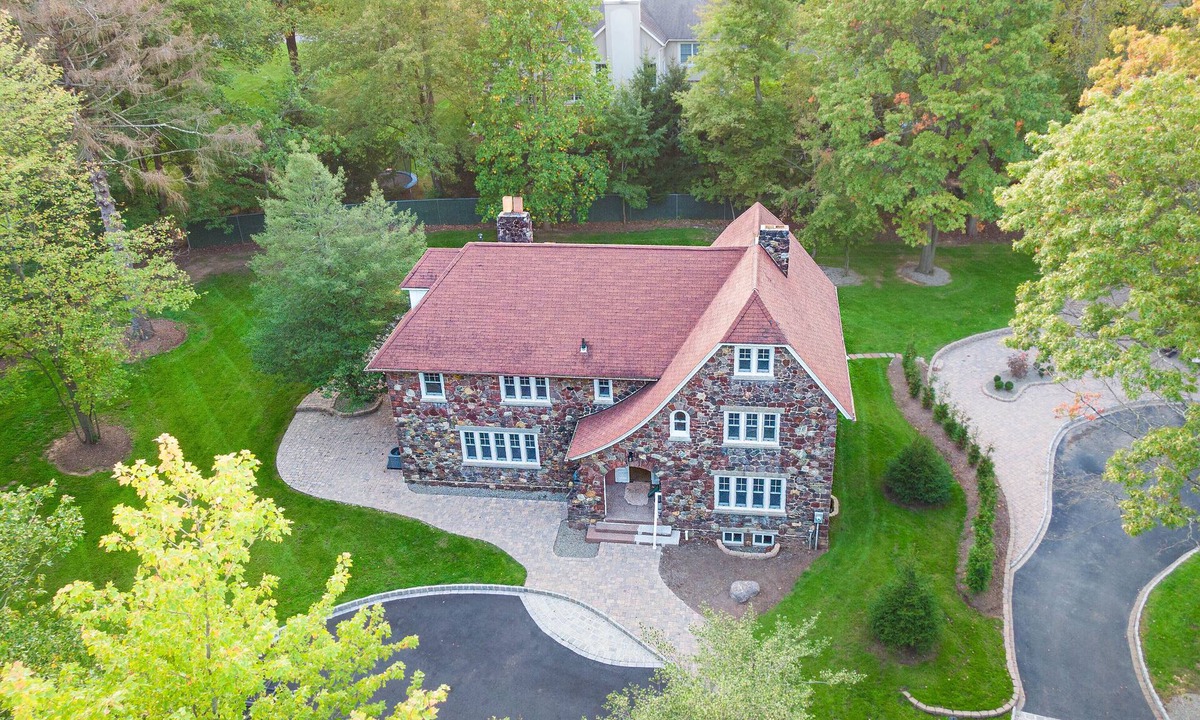 West Nyack House | Stonehaven: 1924 Modernized Estate. Easy Access NYC. 30 min from World Cup Final