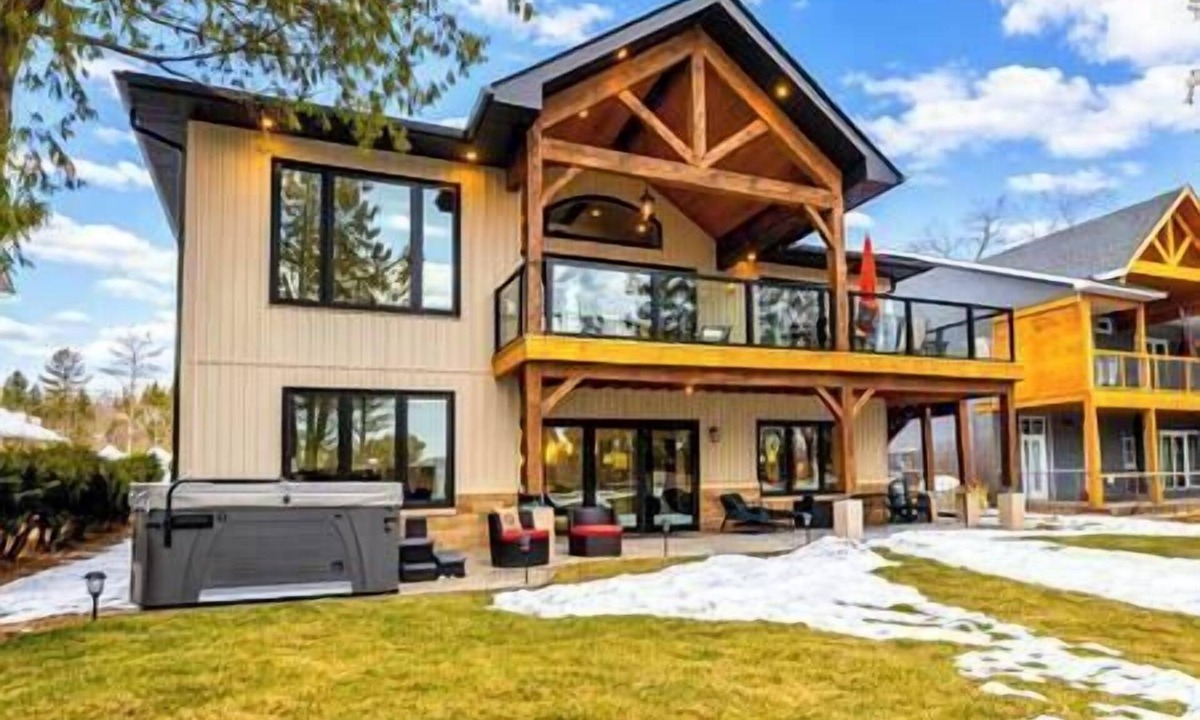 Fenelon Falls House | Stonehedge Lakehouse - Hot Tub - Pool Table