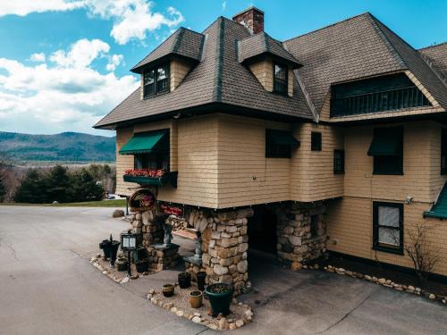 North Conway Hotel | Stonehurst Manor Breakfast & Dinner Included