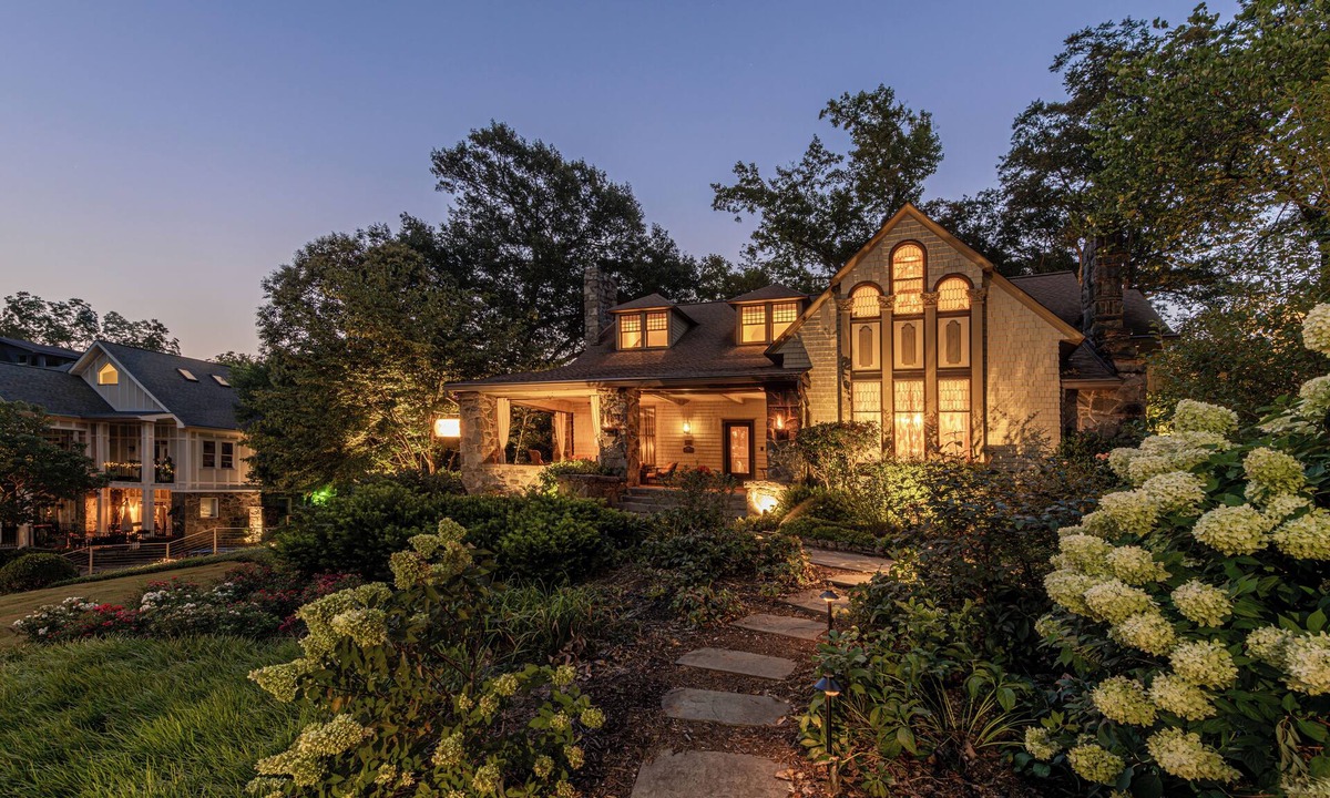 Midtown Hotel | Stonehurst Place Bed & Breakfast