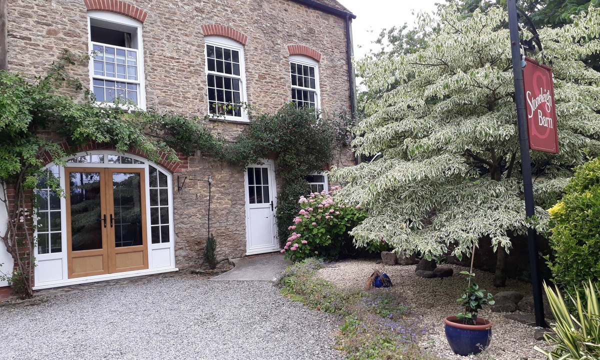 Alweston Bed & Breakfast | Stoneleigh Barn B&B