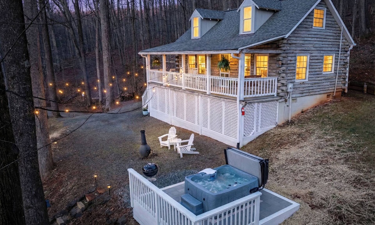 Cobham House | Stonemont Farm Retreat | Cottage and Cabin with Hot Tubs - on Keswick Farm | Sleeps 14