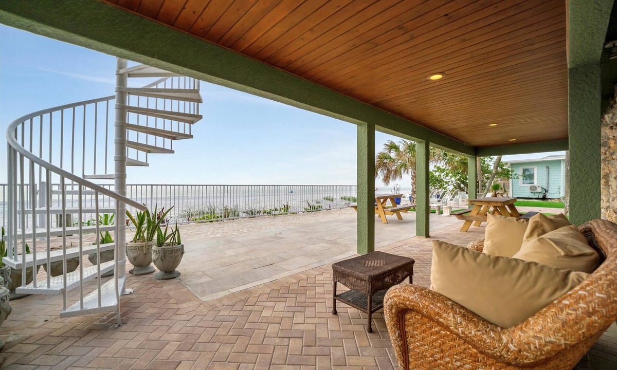 Independence Square Hotel | Stones Throw Beachfront Luxury Suites