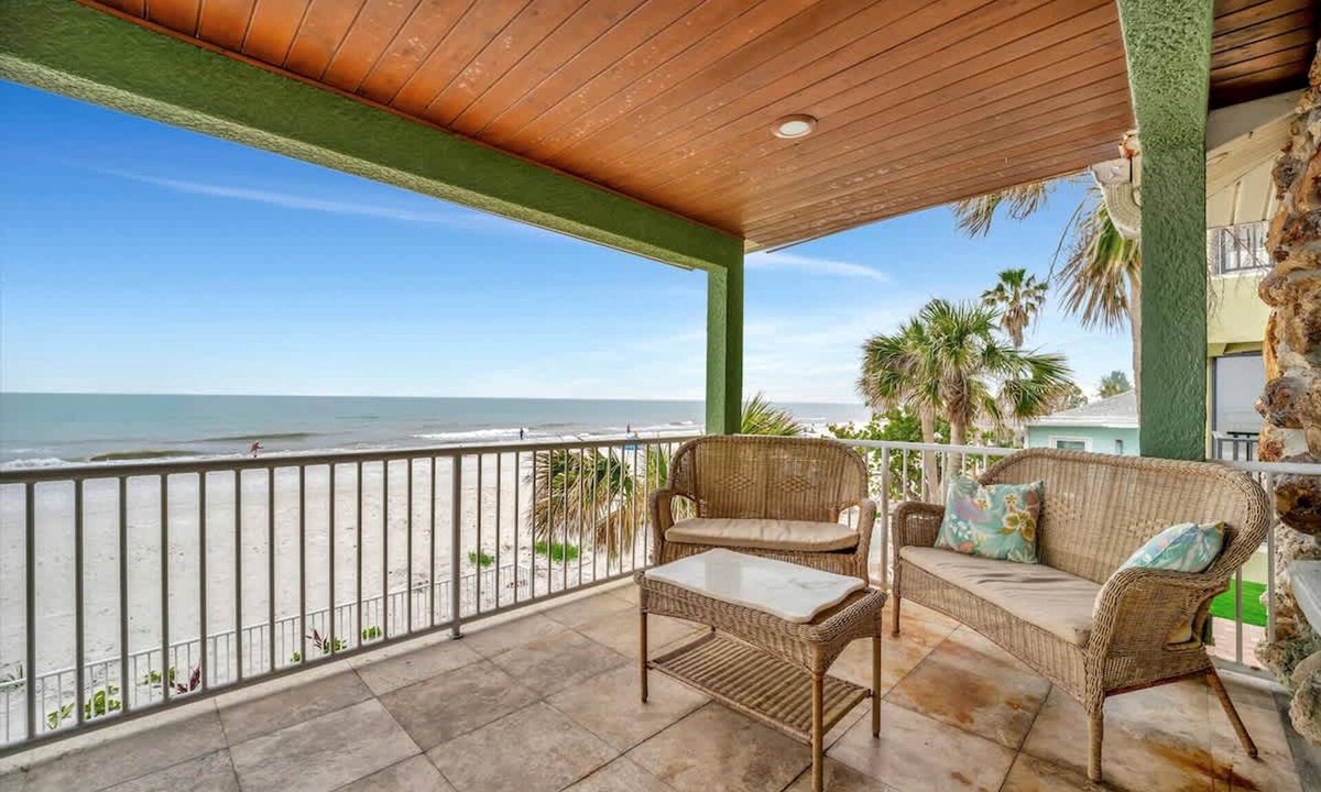 Independence Square Apartment | Stones Throw Beachfront Premier Suite 4 Views