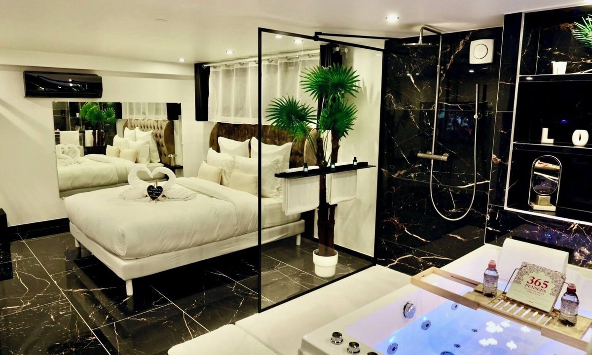 Plateau — Pyramide Apartment | Stopover 53 - 5 minutes from Orly airport.