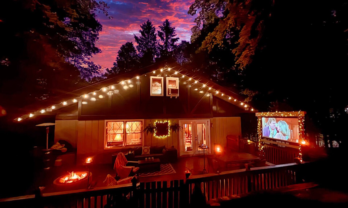 Charter Hills Cabin | Storybook Chalet/Watch Movies Under the Stars/Hot Tub/Hiking/Biking/Concerts