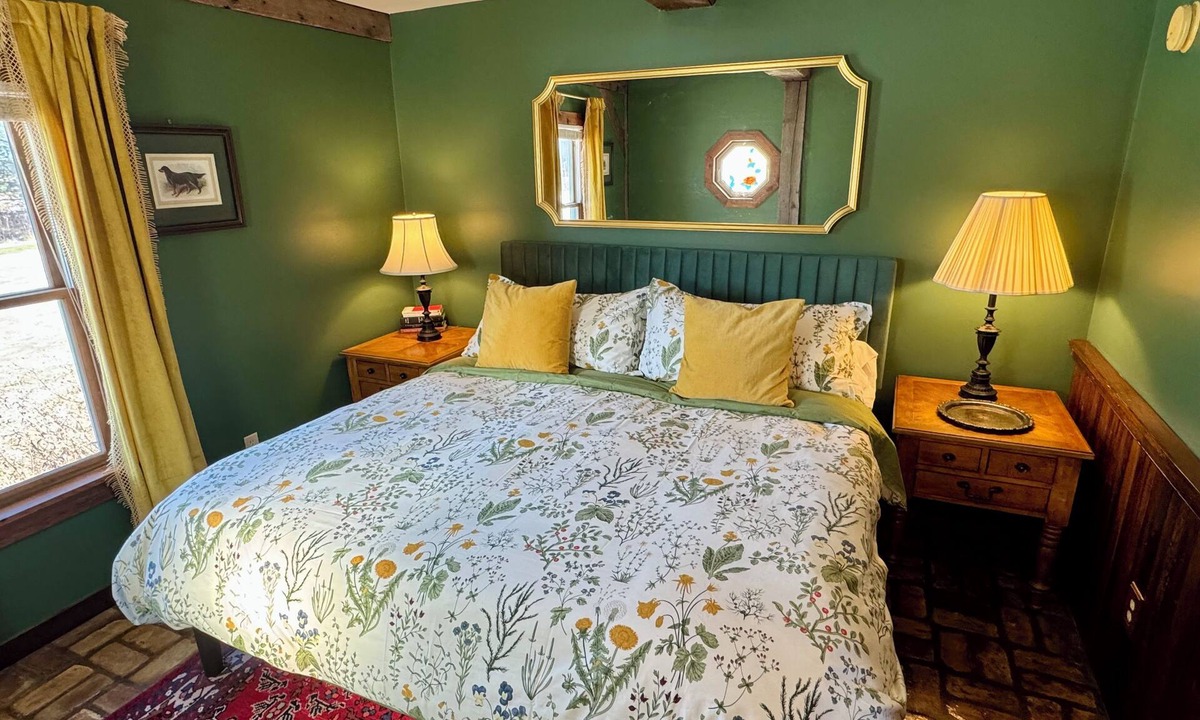 Hector House | Storybook Cottage for Two on FLX wine trail: fireplace & starry skies