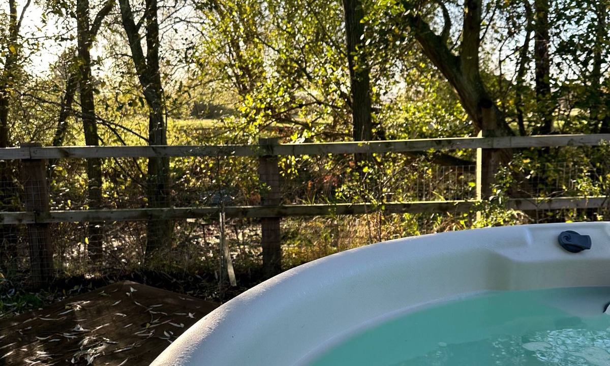Colchester House | "Stour" Eco Lodge: Private Hot Tub