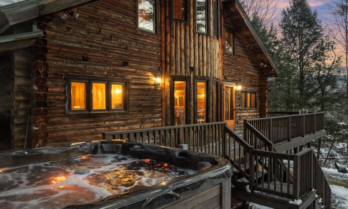 Jamaica Cabin | Stratton Log Lodge: Hot Tub + Privacy | Sleeps 13