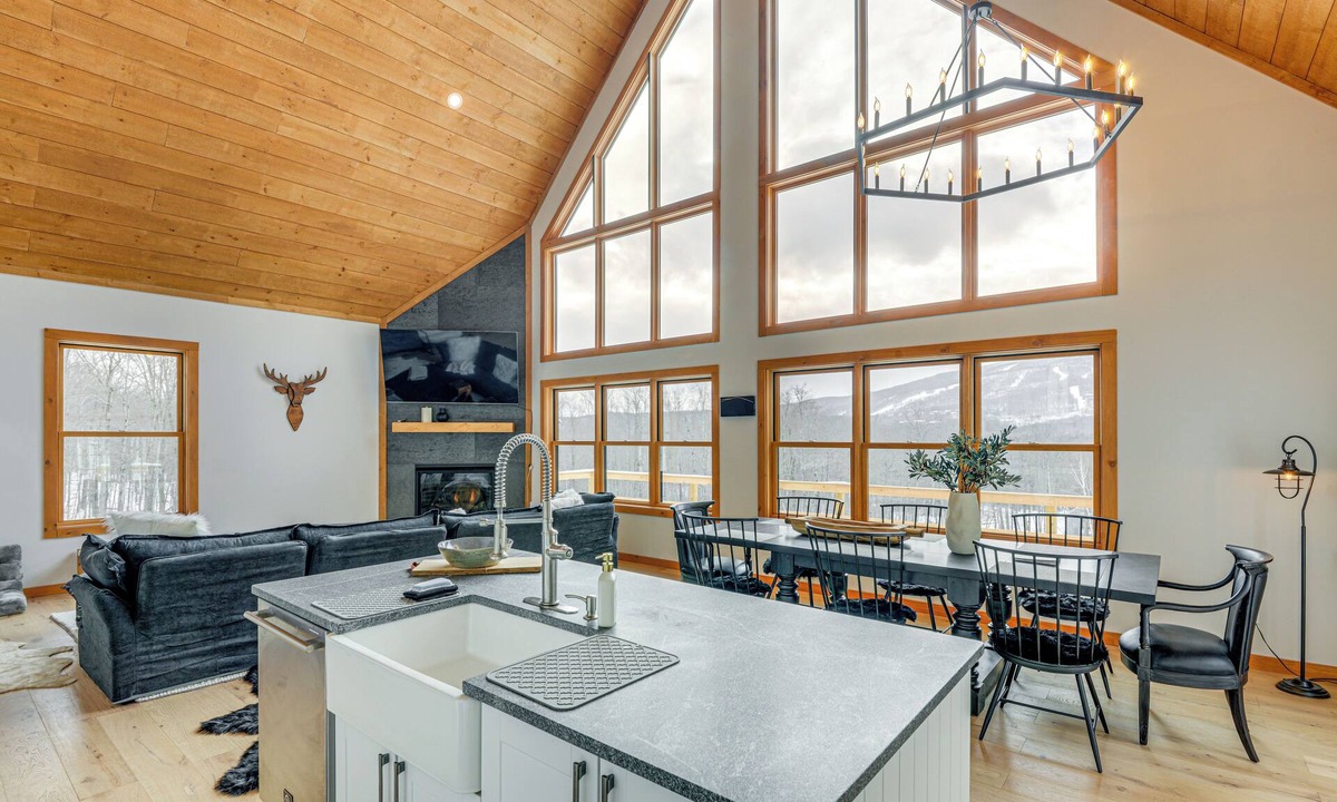 Stratton Mountain Cottage | Stratton Mtn Ski Chalet w/Giant Views in Winhall