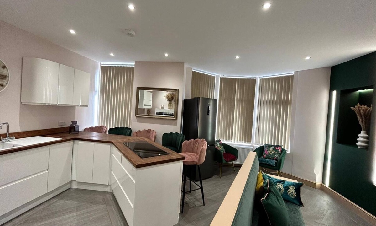 South Shore Apartment | Strawberry Fields Suite by Sasco Apartments