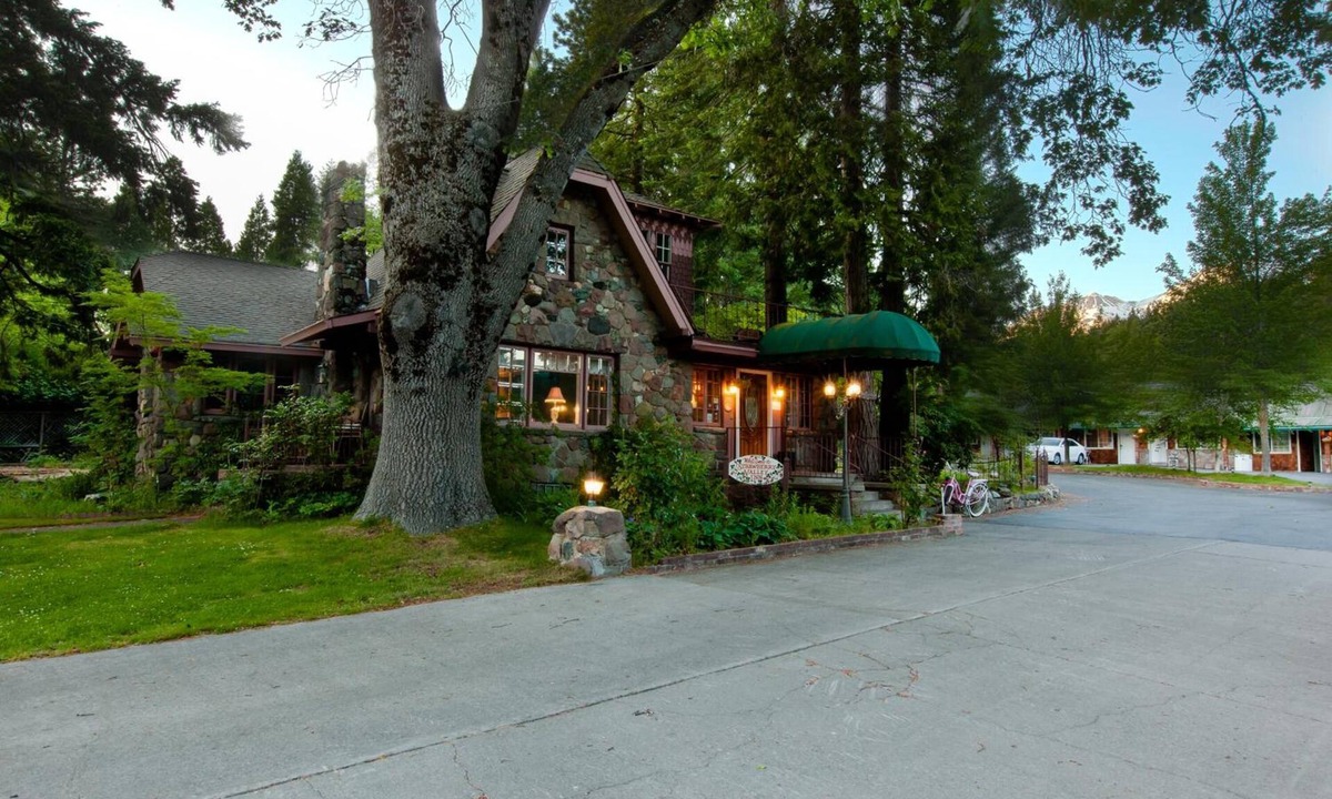 Mount Shasta Hotel | Strawberry Valley Inn