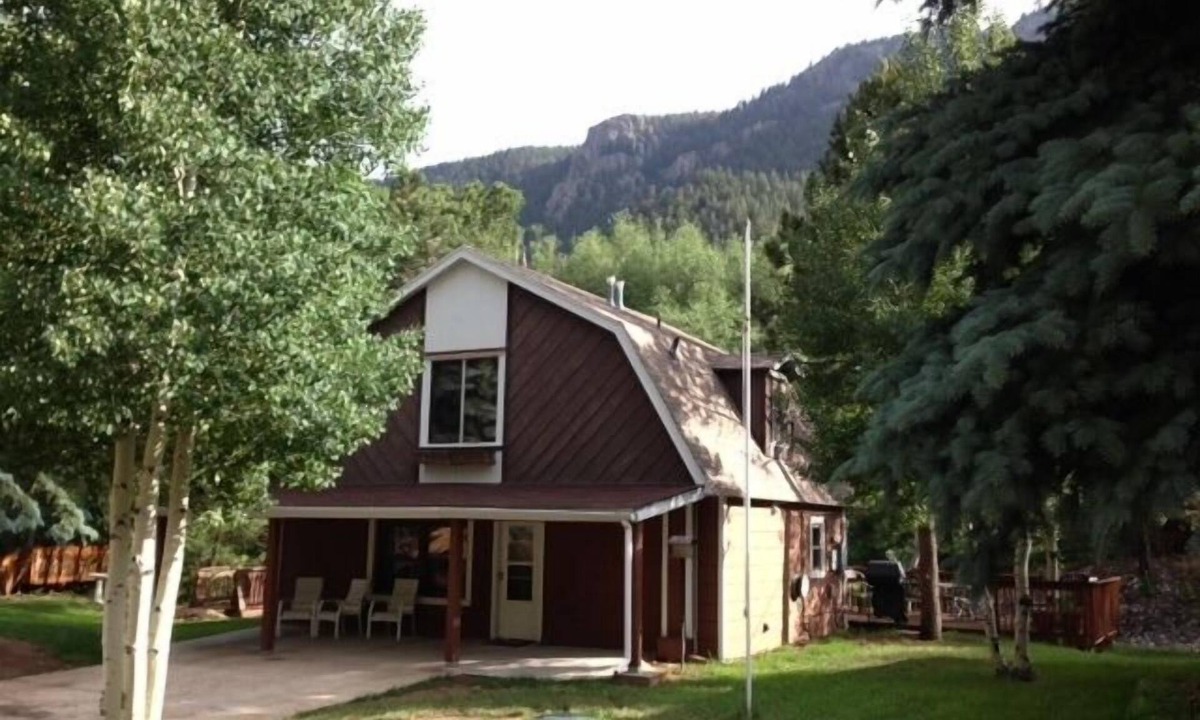 Cascade-Chipita Park House | Stream-side Mountain Home