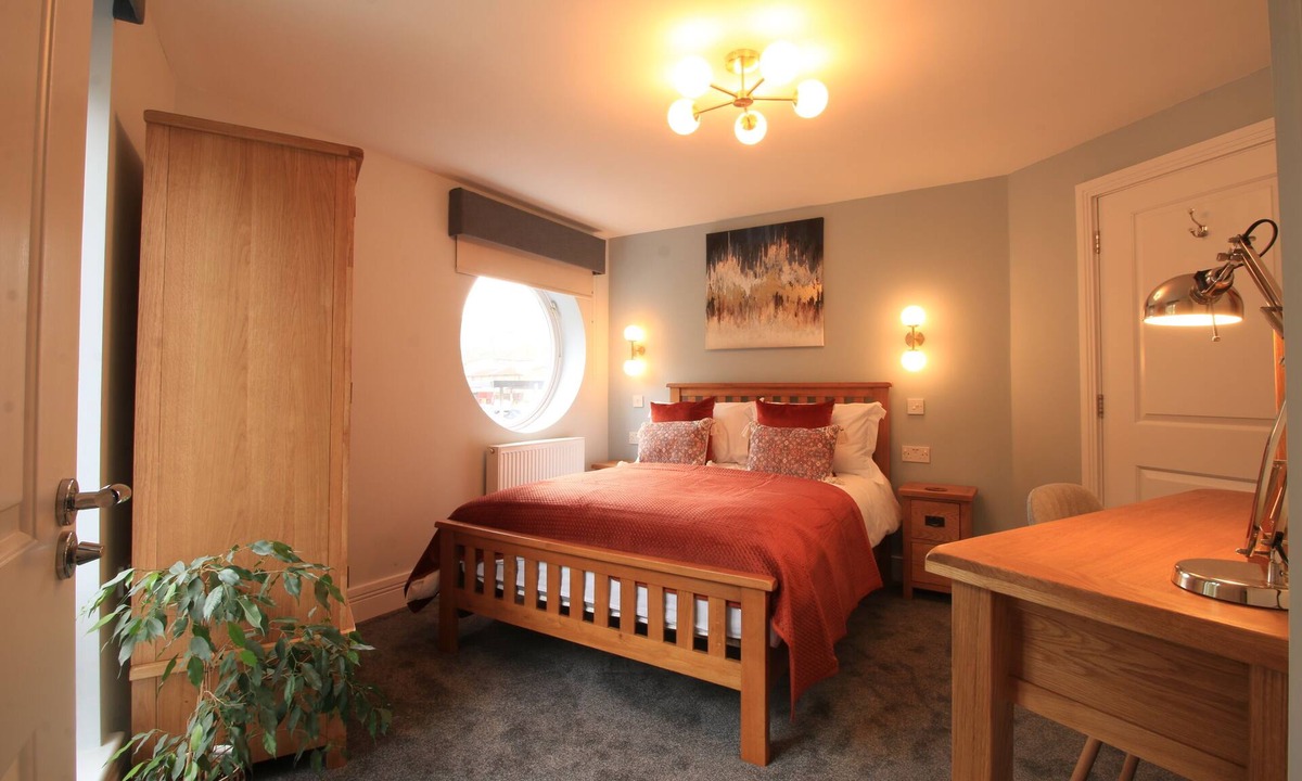 Yeovil Apartment | Stream view Apartment - Town centre with Parking