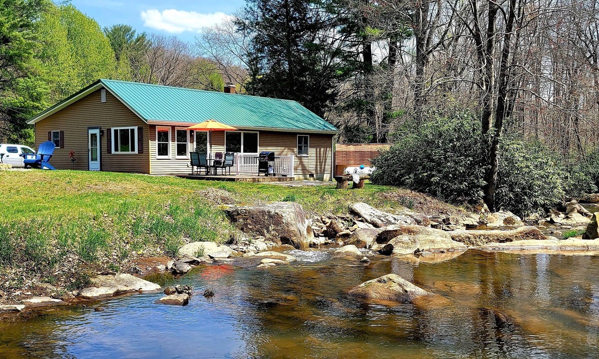 Farmington Cabin | Streamside Family Friendly Accommodations minutes from Ohiopyle!