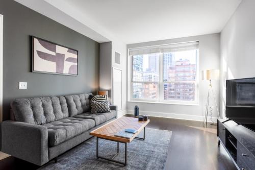 Streeterville Apartment | Streeterville 1BR w Lake Views Pool Deck Gym CHI-183