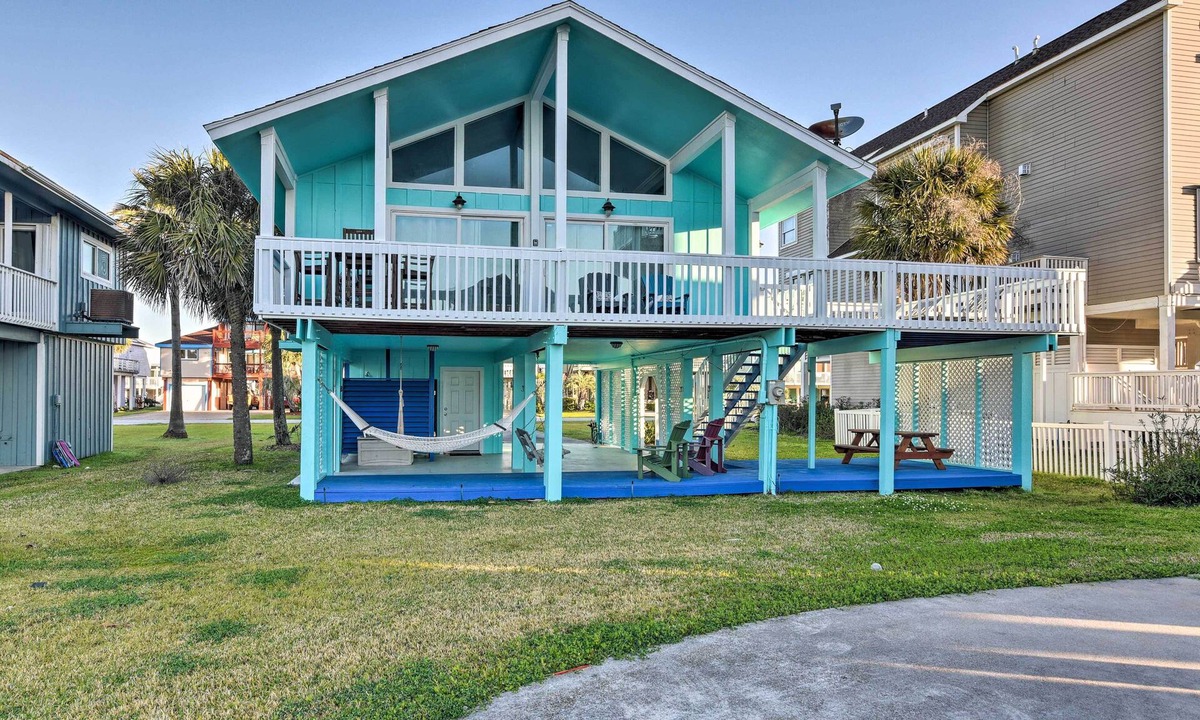 Pirates Beach House | Stroll to Galveston Beach: Home w/Outdoor Oasis