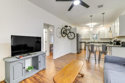 Joplin House | Stroll to Main St Eats! Pet-Friendly Joplin Escape