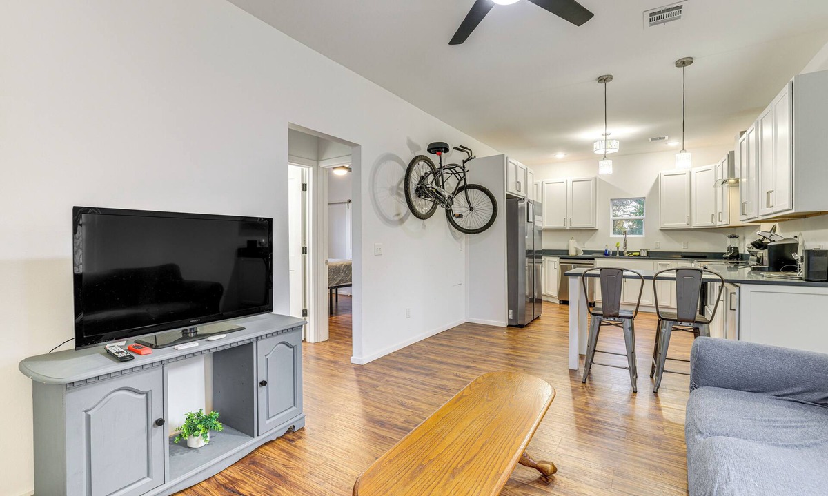 Joplin House | Stroll to Main St Eats! Pet-Friendly Joplin Escape