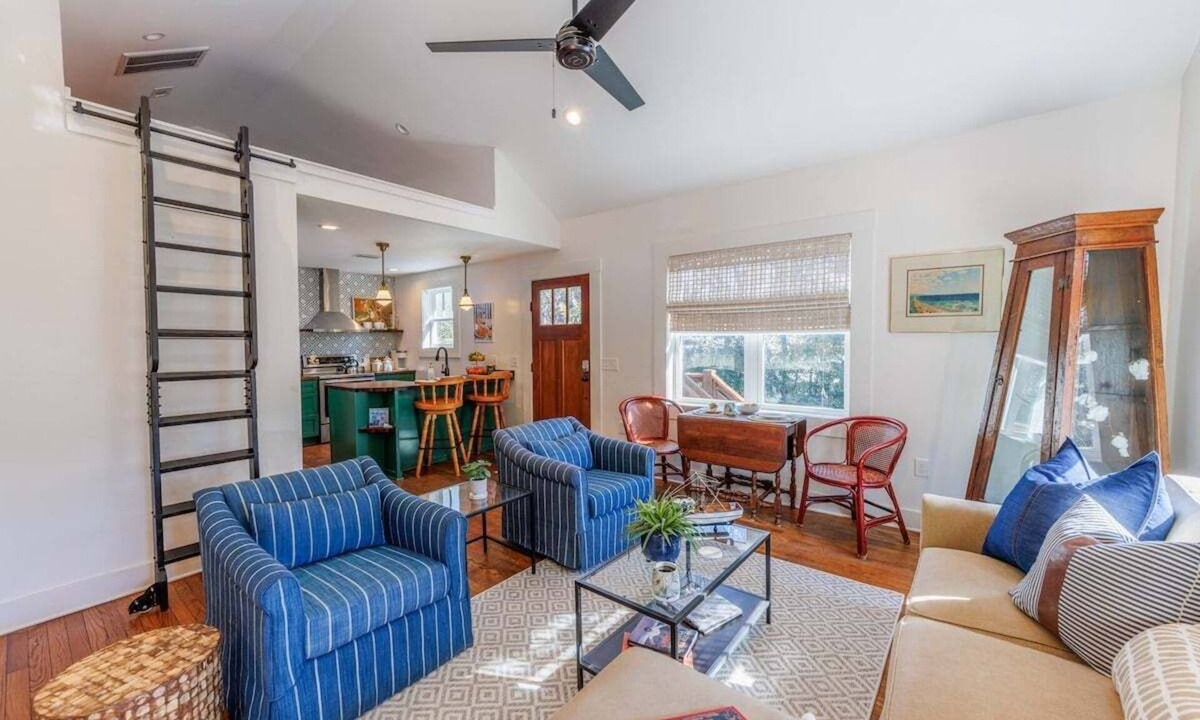 Thunderbolt House | Stroll to Marina Couples Cottage w/Bikes * Thunderbolt