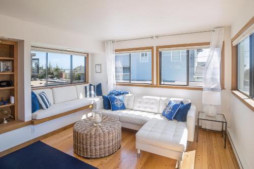 Stinson Beach House | Stroll to Shore Stinson Beach Gem with Hot Tub