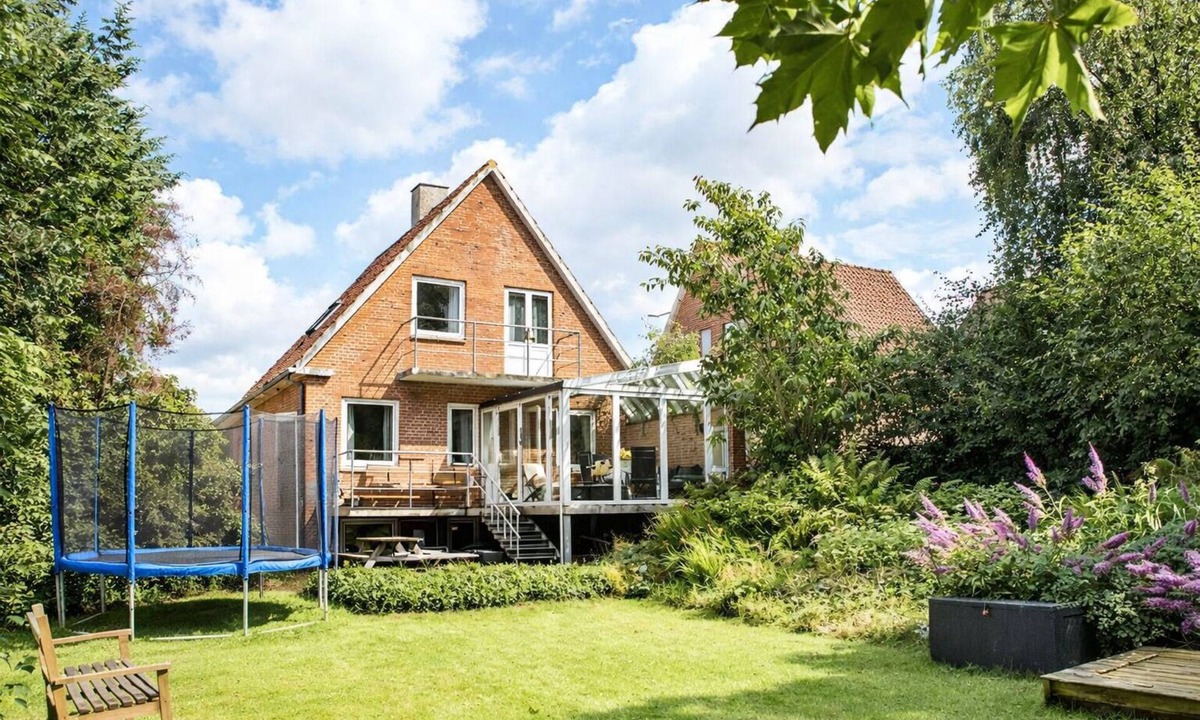 Struer House | Struer Family House | 600m to Beach, Garden with Trampoline & Play Area