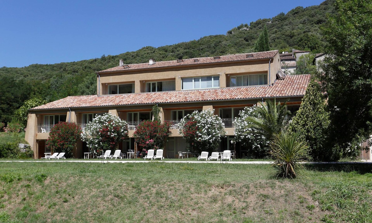 Vallon-Pont-d'Arc Apartment | STU au calme, Terrasse + Navettes à proximité