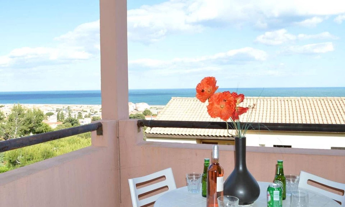 Saint-Pierre-la-Mer Apartment | Studio Cabin with Pool, 4 Sleeps, Near Beach and Shops