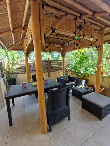 Quissac House | Studette cosy 10m2, Terrasse 18m2, Grande Piscine et Parking privé